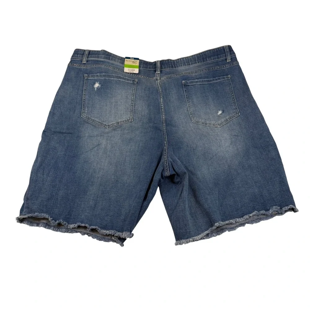 Terra & Sky Plus 28W Bermuda Short Light Wash Distressed Button Fly TummyControl